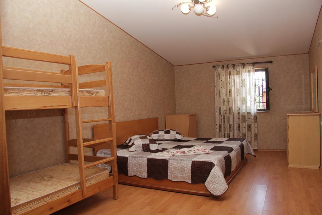 Rafael Hostel Erevan Esterno foto