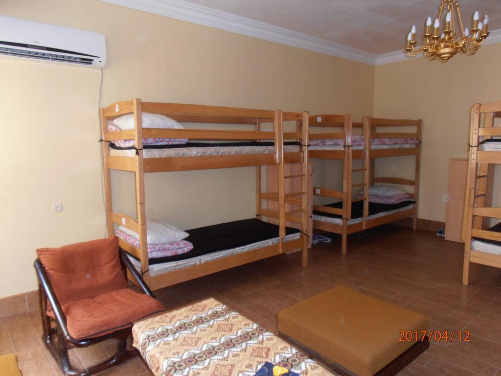 Rafael Hostel Erevan Esterno foto