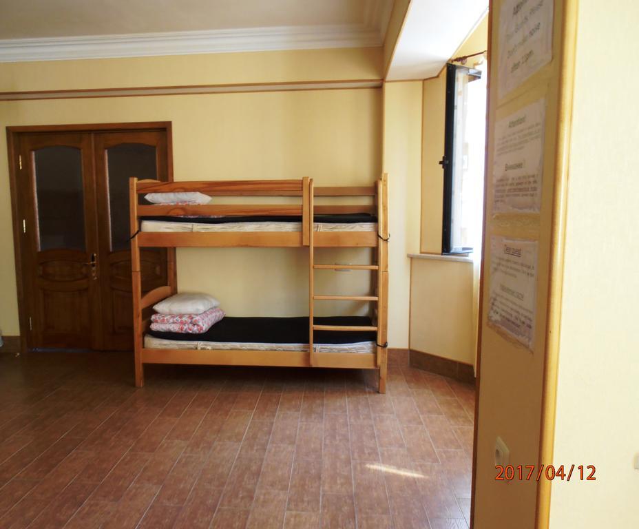 Rafael Hostel Erevan Esterno foto